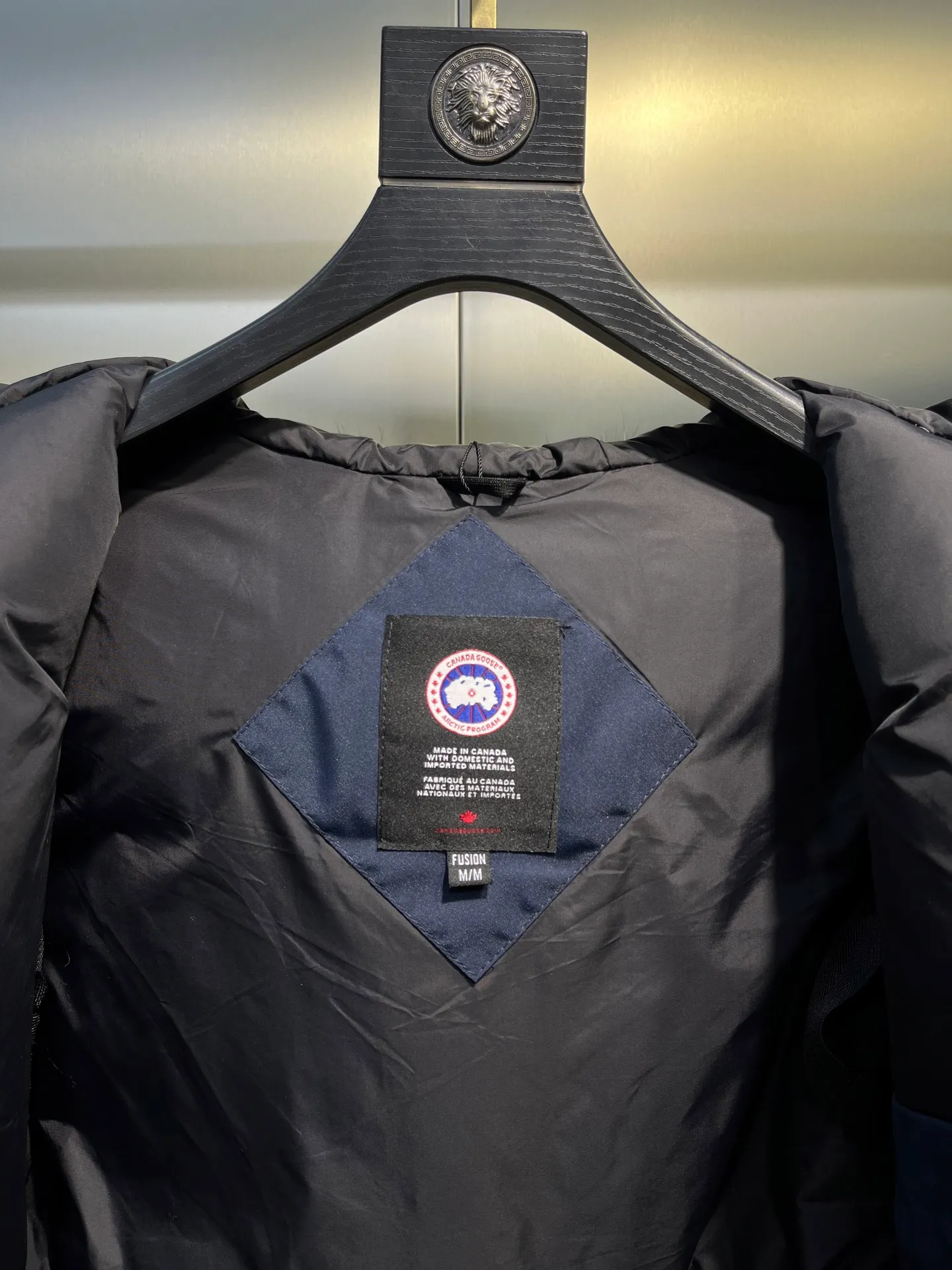 P840 Canada Goose Canada Goose #Expedition03 Parker, a treasure of Canadian origin! Limited supply worldwide! Canada Goose Model 03 is a top-notch couple model. The polar cold-proof outdoor series fur collar detachable hooded parka down jacket is the first Goose in 2024. I hope my friends will like it. Peak quality. I hope everyone can identify it together! The most popular cool items of the Big Goose family in 2024 are online. The same popular product of Yi Yang Qianxi is said to be a joint limited edition Big Goose that cannot be bought in autumn and winter. If you dislike the sameness of the Big Goose in the past, then this model will definitely give you a different experience! This year's most powerful couple's collection for autumn and winter is online, a top-notch luxurious ready-to-wear style, paired with an outdoor warm down jacket with great style and charm! The most standard and classic items of the Daye family in the past two years are equipped with unique reflective stripes for embellishment, which further shows the high-end fashion performance effect. With the embellishment of hardware buckles, it has excellent performance effect. The upper body is clean, simple and elegant, even for urban leisure. It is suitable for various occasions. Designed with large pockets, this model has a large capacity and is equipped with reflective stripes, making it safer at night. It is suitable for various adventure activities. It is made of windproof and waterproof technical materials. The interior is filled with full white duck down, which is absolutely cold-proof and warm. It also has a stand-up collar design and fine fluff at the collar, with meticulous attention to detail! The charm of this model is also more spiritual, and the upper body has more temperament and specifications. It perfectly shows the ultra-high standard of fashionable performance of this model, integrating outdoor and life, and you can even create high-street wear! The most pinnacle limited-edition goose that we have presented so far, both in terms of design and detailed materials, it is completely outstanding. The grand and evergreen version design is matched with cool reflective elements. The overall appearance can be said to be quite high, and it has that kind of powerful outdoor performance! It combines high-end casual attributes with high-street style. It is high-grade, domineering, warm, and beautiful. The visibility of the upper body is quite strong, and the configuration of the owl element is highly brand-recognizable. It fully complements the overall brand performance and visual effects, and also has the high-end sense of fashion and fashionable performance. It is a must-buy product because it is the most awesome down brand on the planet and one of Canada's three national treasure brands. It is also a sentimental down luxury brand. In the field of polar cold-proof clothing, Goose has made an irreplaceable contribution... Size: xs s m l xl